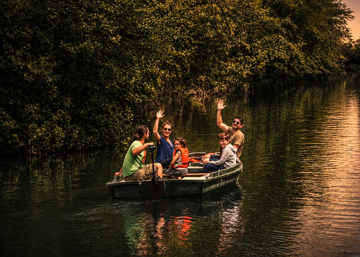 Balade en barque au crépuscule