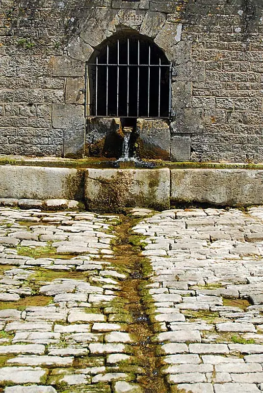 Fontaine et lavoir de Saints-Geosmes