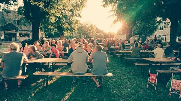 Le p'tit marché nocturne à Thérondels - en musique avec le groupe les marchands d'cailloux