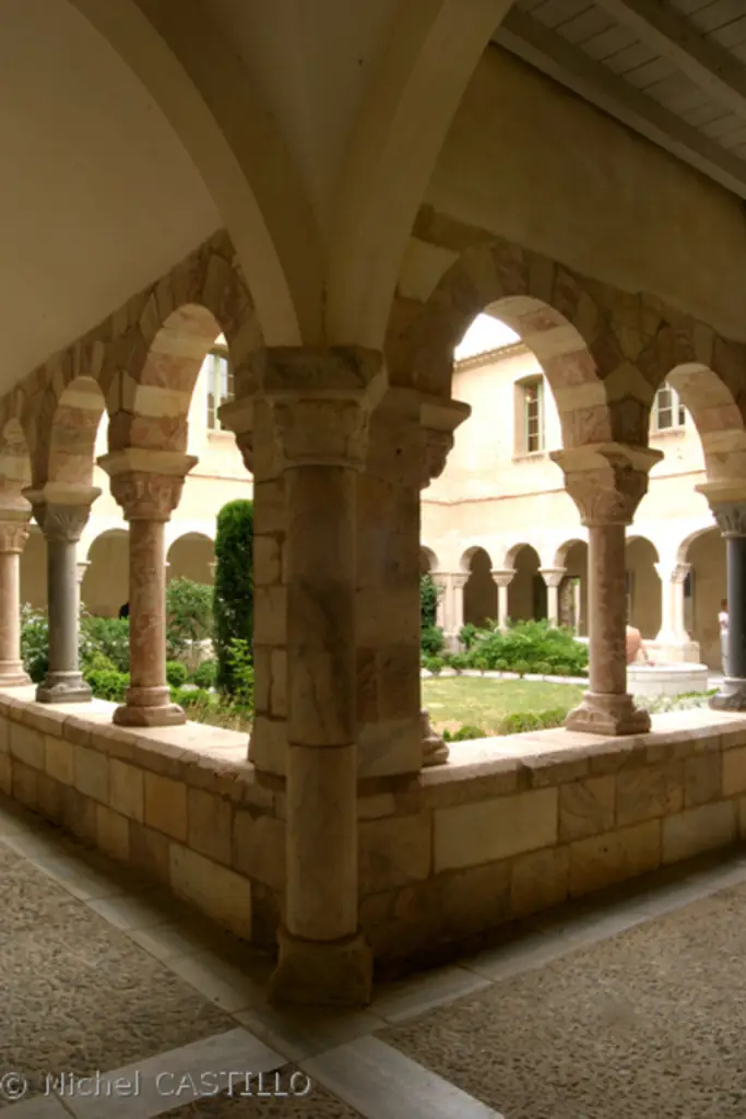 EGLISE ABBATIALE DE SAINT GENIS DES FONTAINES