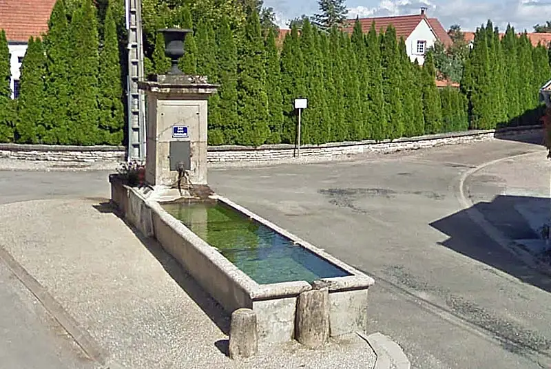 Fontaine de Courcelles-en-Montagne (1)