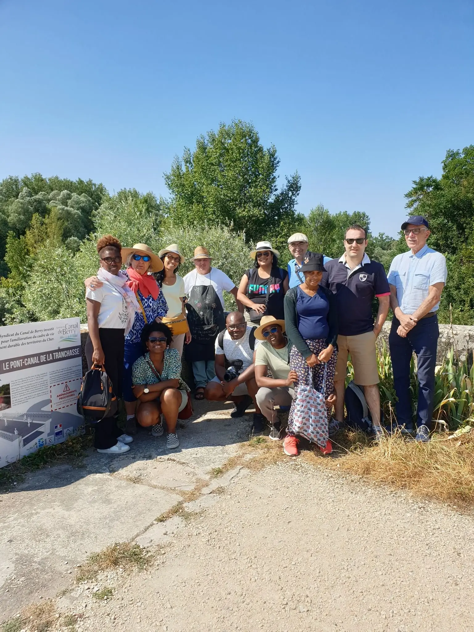 Visite Guidée à pied d'Ainay le Vieil et du Canal de Berry, découverte de la nature et secrets des plantes avec le Poète Enchanteur