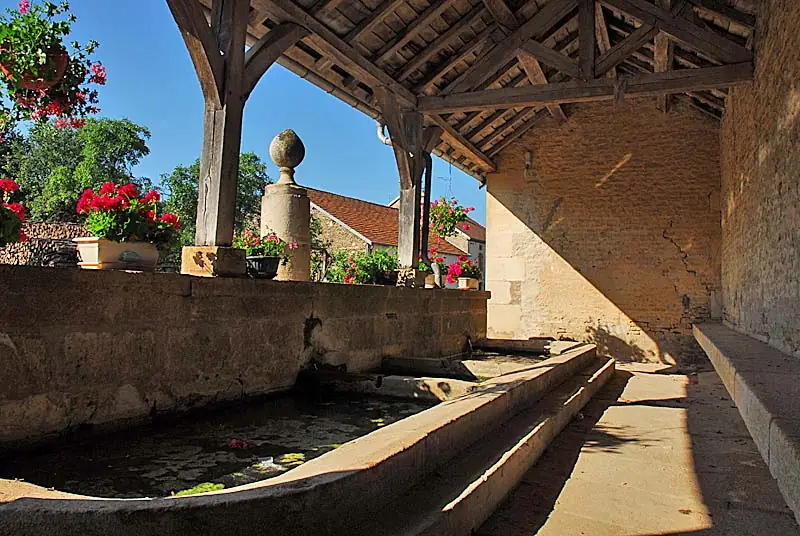 Fontaine ronde et lavoir de Ternat