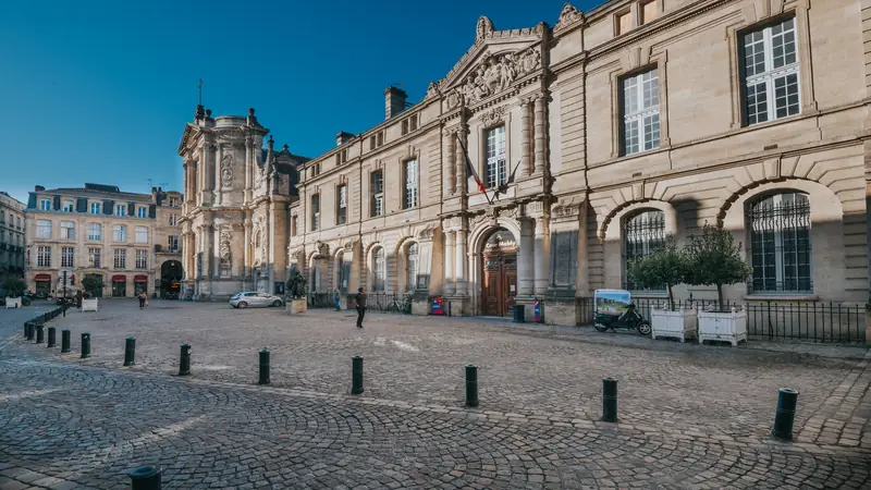 Eglise Notre Dame et Cour Mably