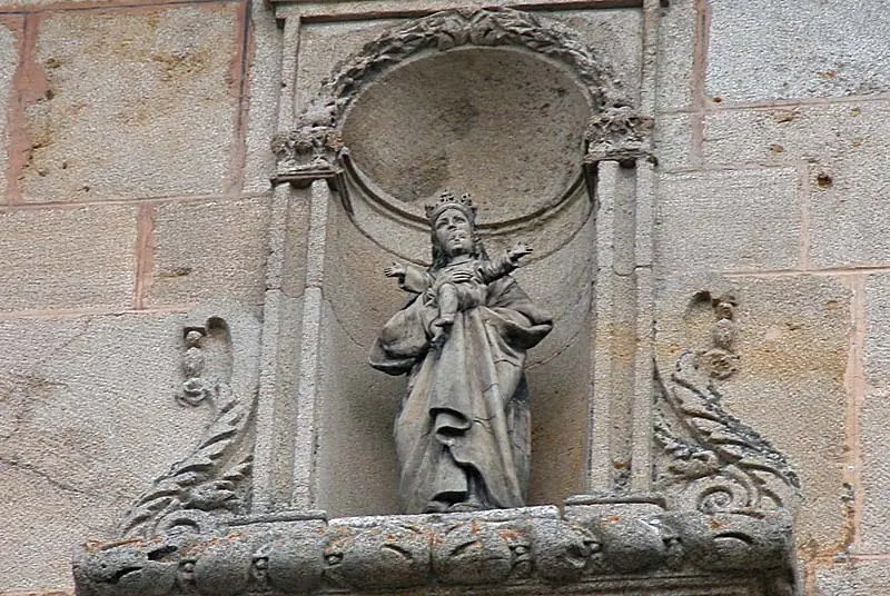 Les niches et les statues de Langres
