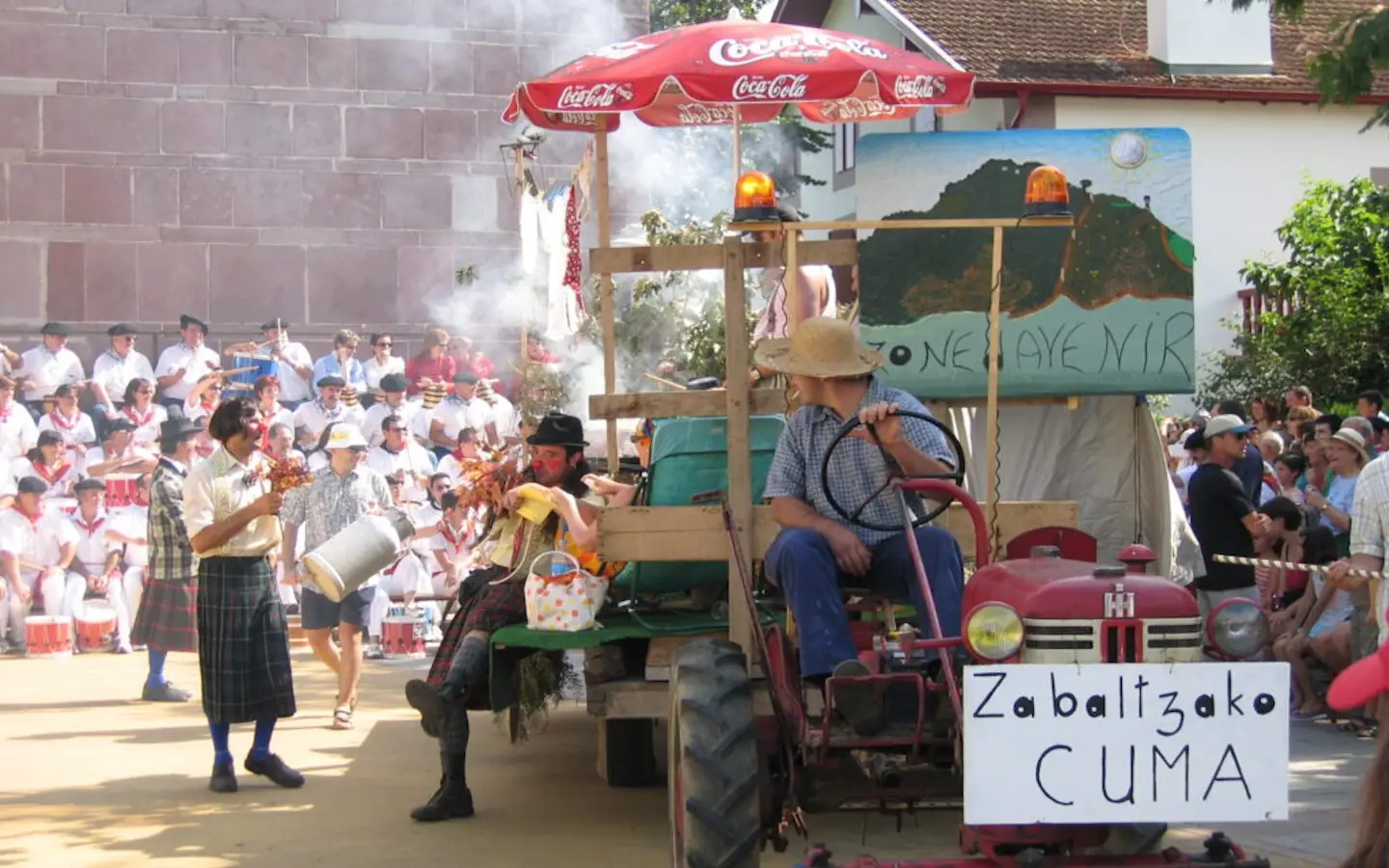 Fêtes de village : 30 ans de la peña Donazaharre : Kontrapas-cavalcade