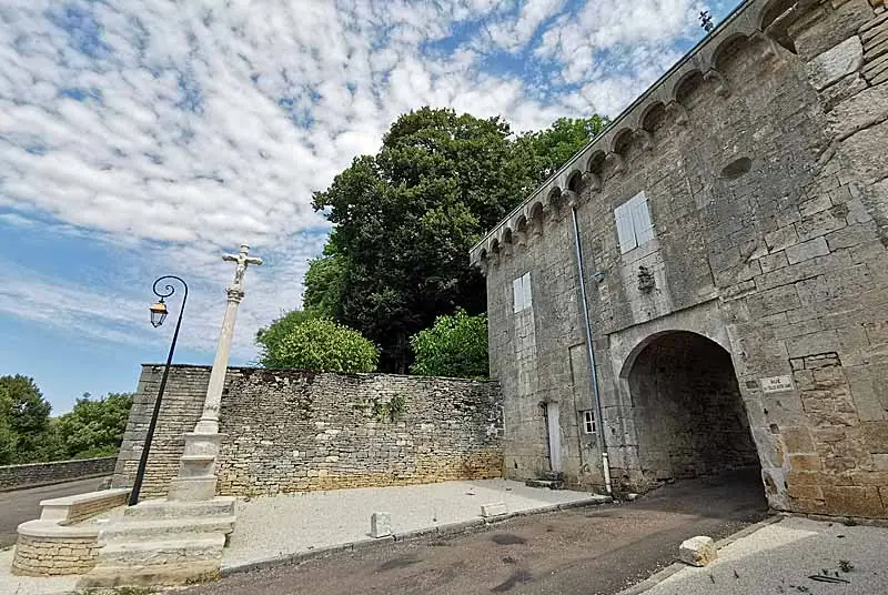 Porterie médiévale de Montsaugeon
