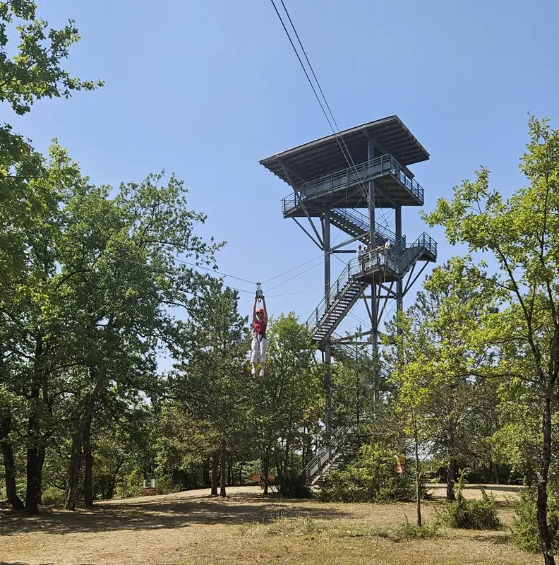 Été actif : Tyrolienne géante de la Tour de Moncalou et Escalade