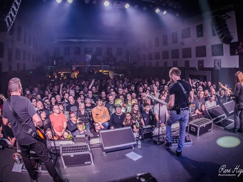 Salle de concerts de Wood Stock Guitares