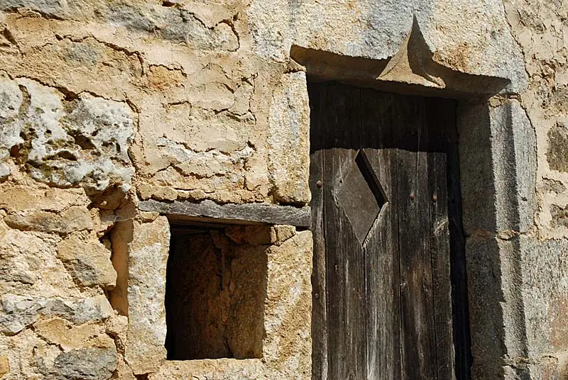 Maisons à linteau en accolade à Rivière-les-Fosses