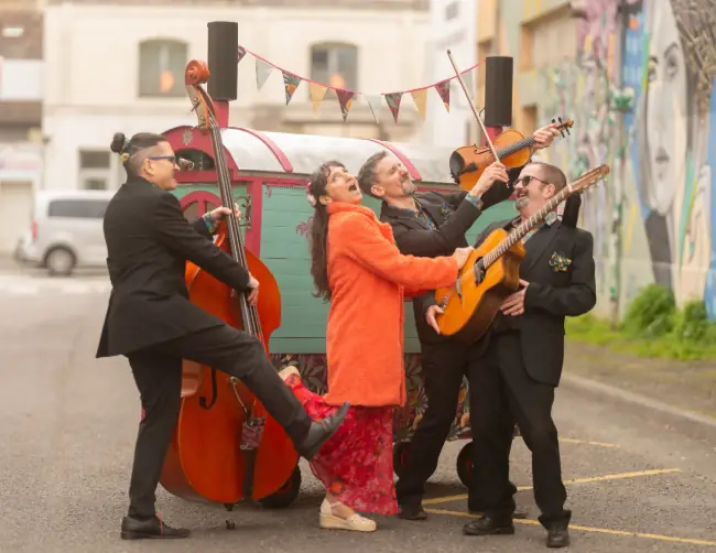 Marchés de Pays – La Roulotte à Swing