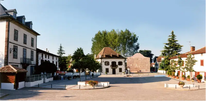 Fêtes de village : 30 ans de la peña Donazaharre : Kontrapas-cavalcade