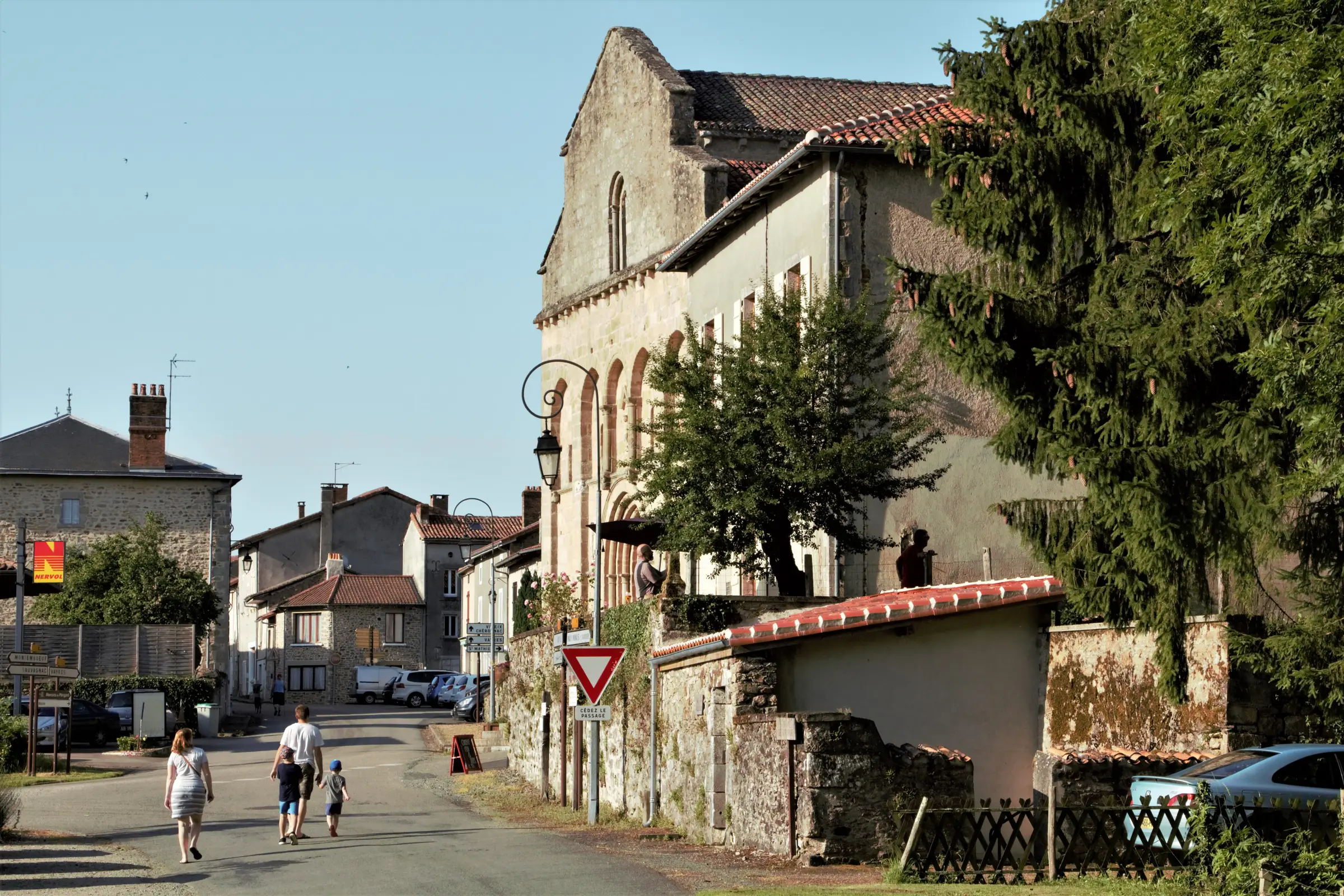 Visiter Les-Salles-Lavauguyon