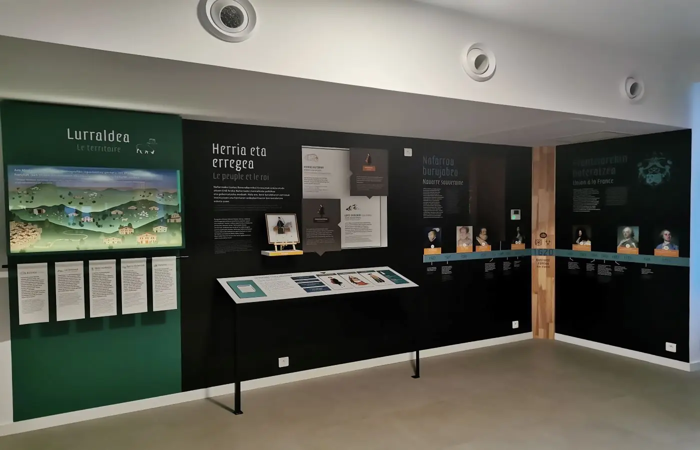 Visite du centre d'interprétation Mehaka sur la Basse Navarre en basque. Mehakaren bisita