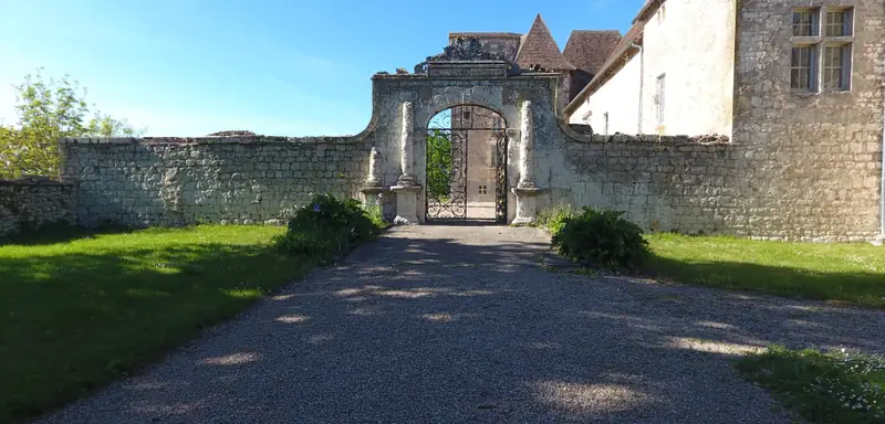 Visite contée du Château de Born avec Janouille la Fripouille