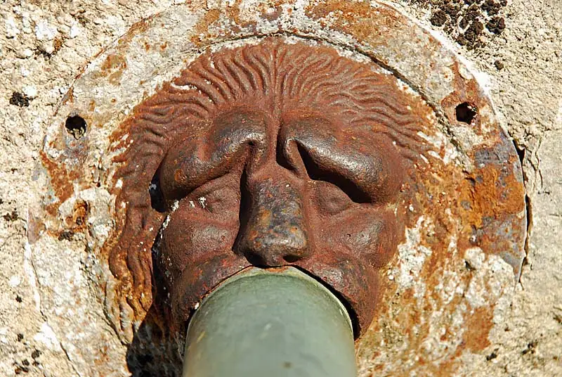 Ancienne fontaine de Charmes