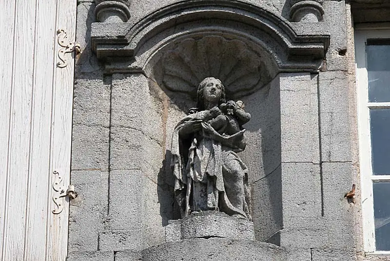 Les niches et les statues de Langres