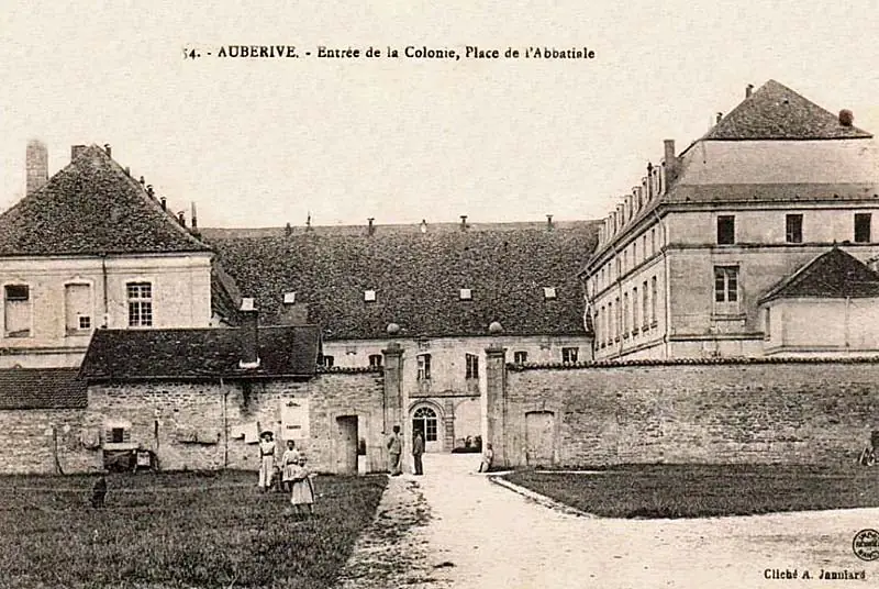 La place de l'abbaye d'Auberive