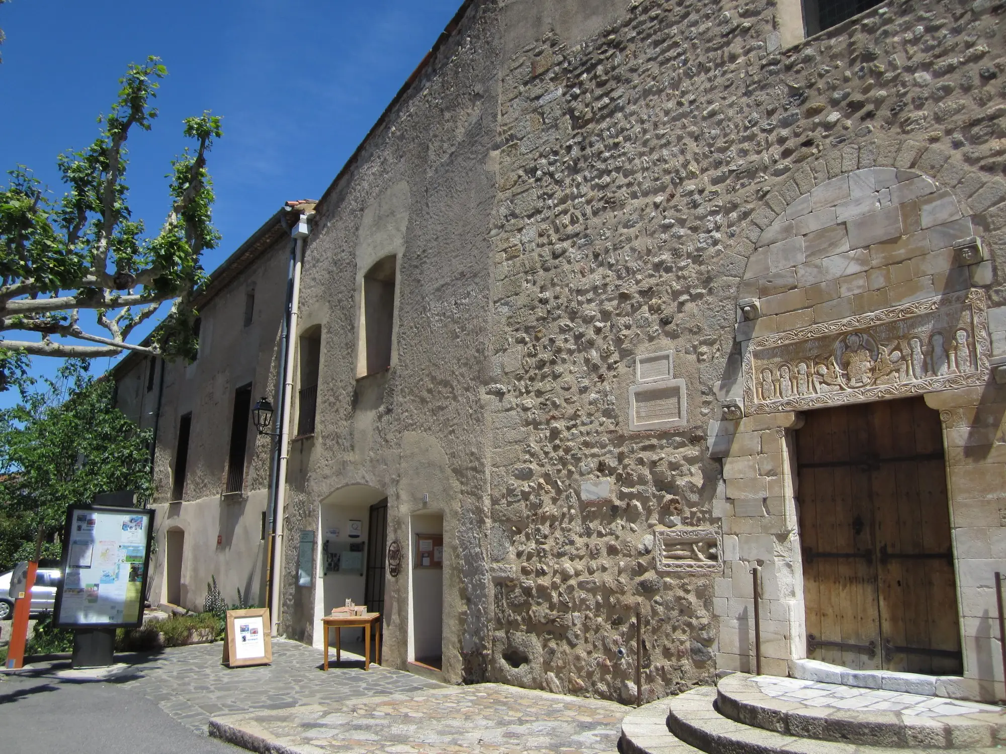 EGLISE ABBATIALE DE SAINT GENIS DES FONTAINES