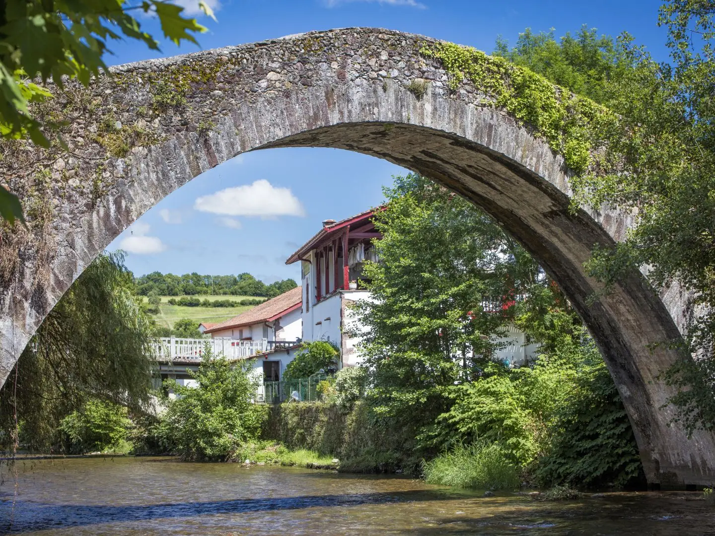 Visite du bourg de Baigorri par l'animateur de Mehaka en français.