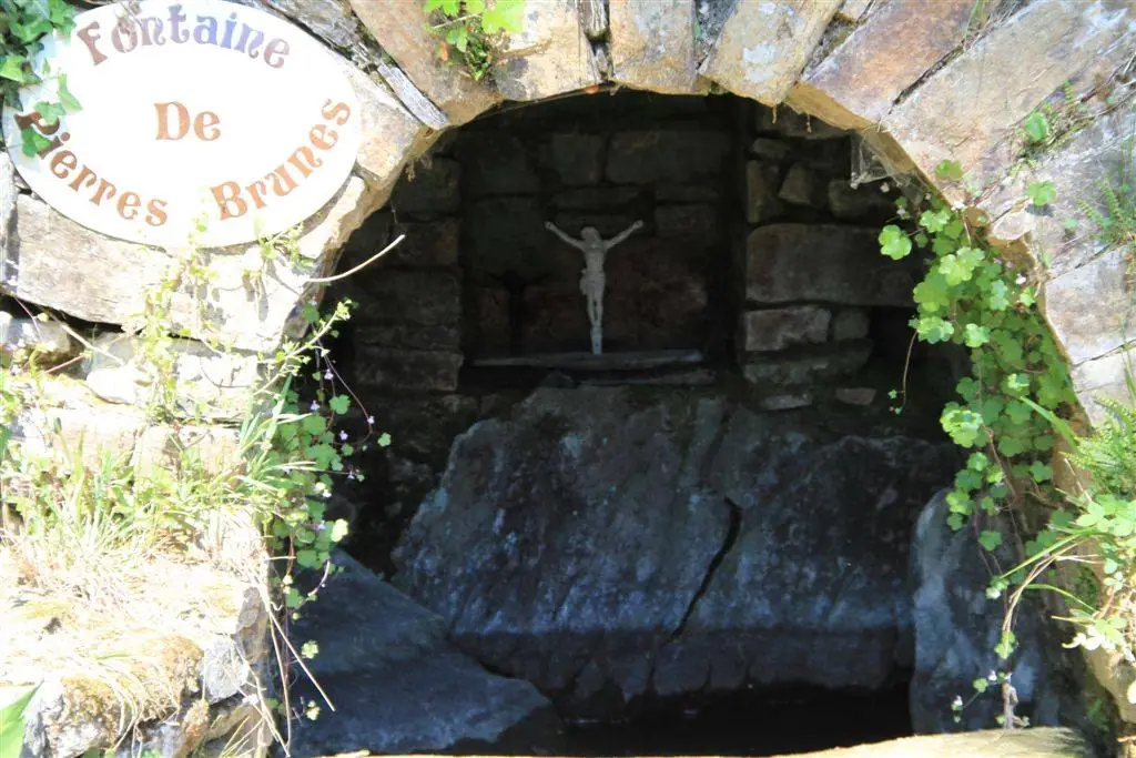 Fontaine de "Pierre Brune "à Saint Germain Les Belles