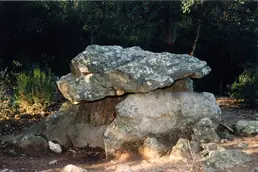 LES DOLMENS