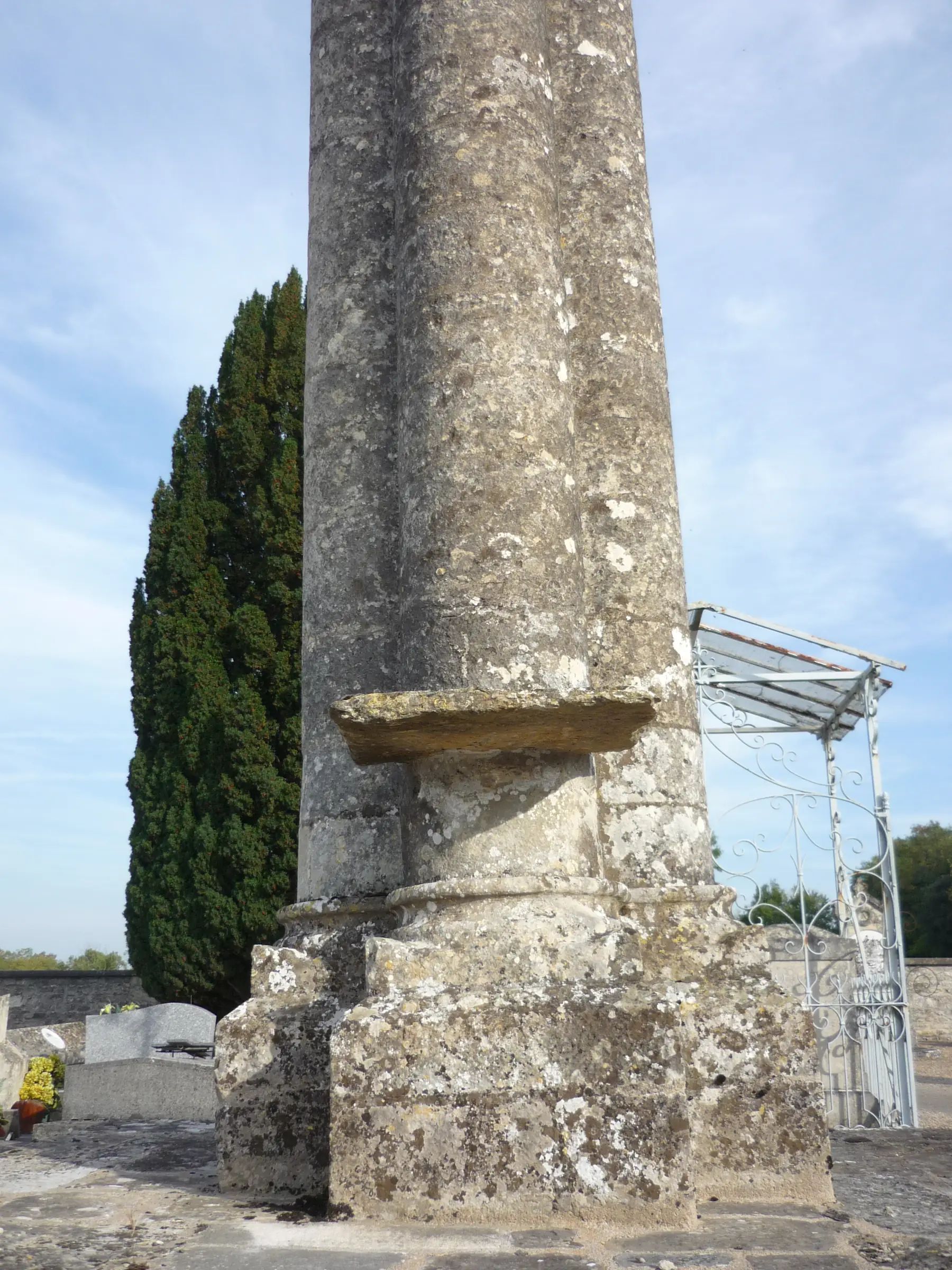 Croix hosannière du cimetière d'Aiffres