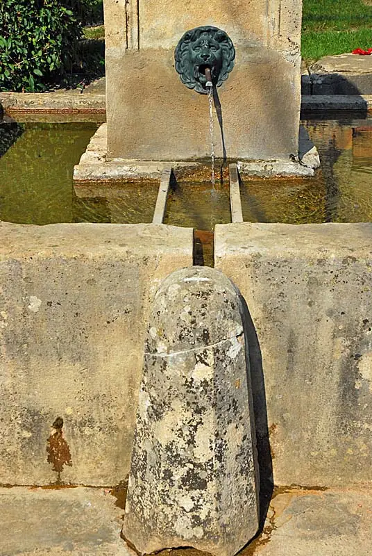 Fontaine de la rue du Four à Chauffourt