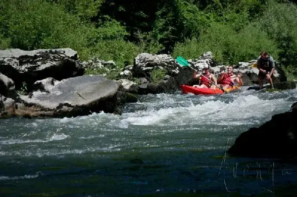 Descente en Canoë-Kayak en eaux vives avec Avenga
