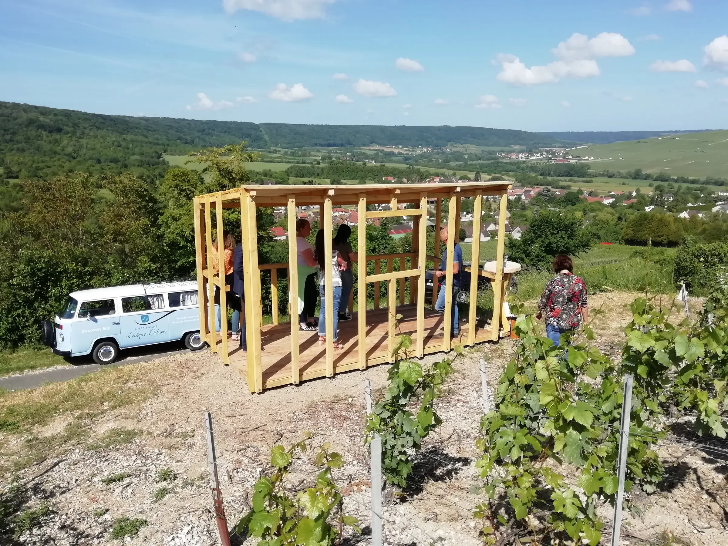 Discovery bay - La route du champagne en combi VW avec le champagne Lévêque-Dehan