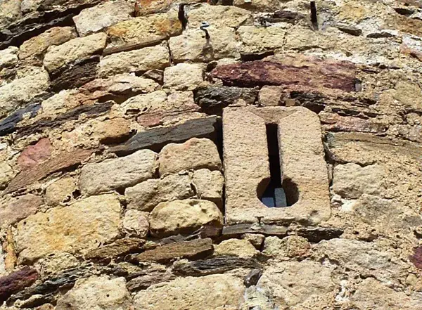 Vestiges des remparts de Castelnau-Pégayrols