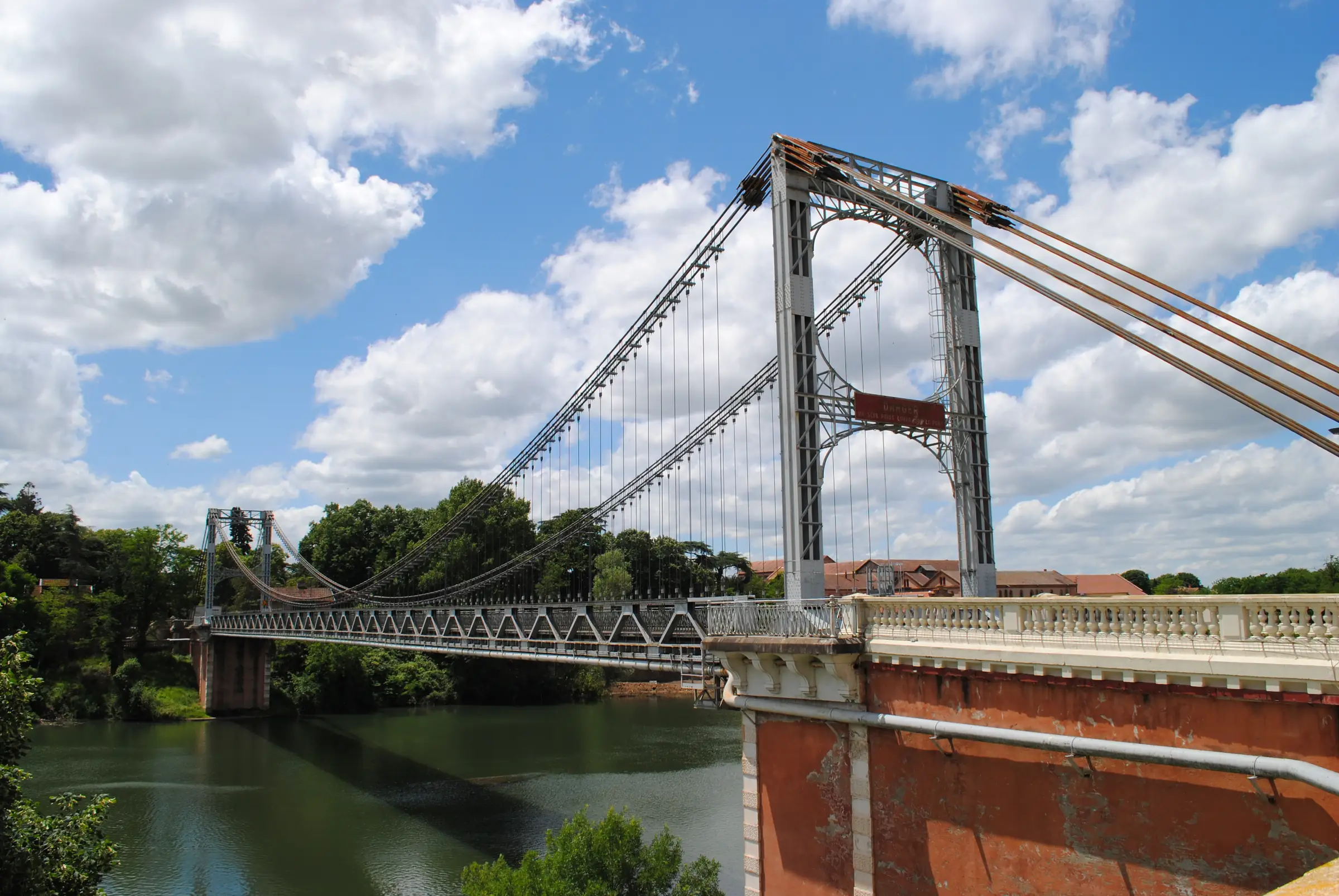 PONT SUSPENDU