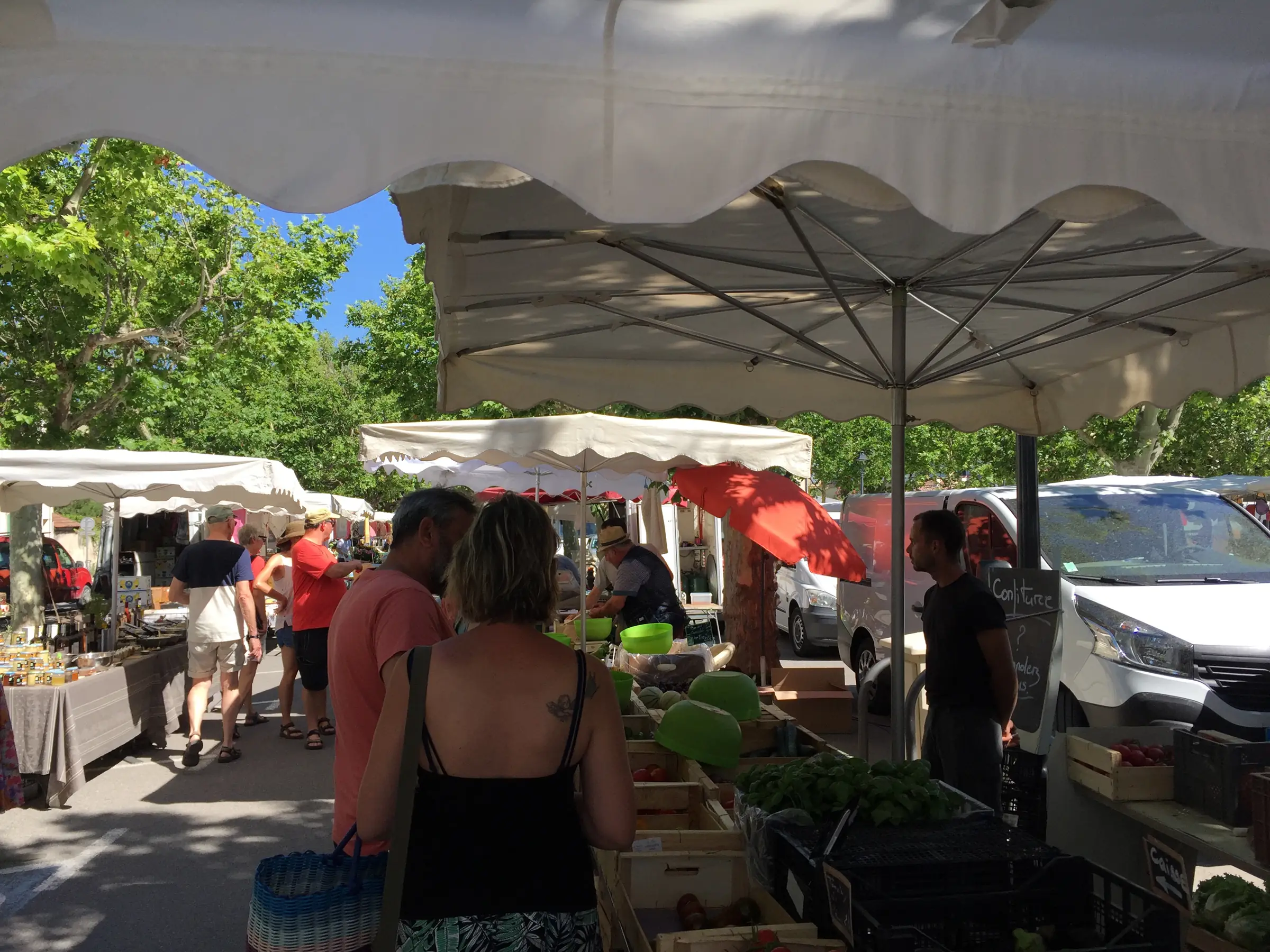 Marché provençal bi-hebdomadaire à Fontvieille
