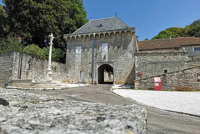 Porterie médiévale de Montsaugeon
