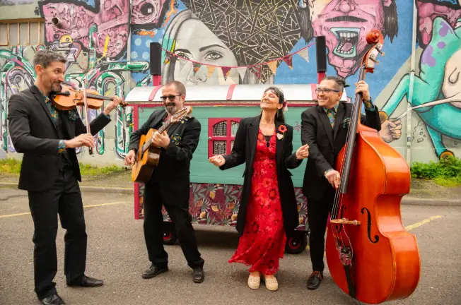 Marchés de Pays – La Roulotte à Swing
