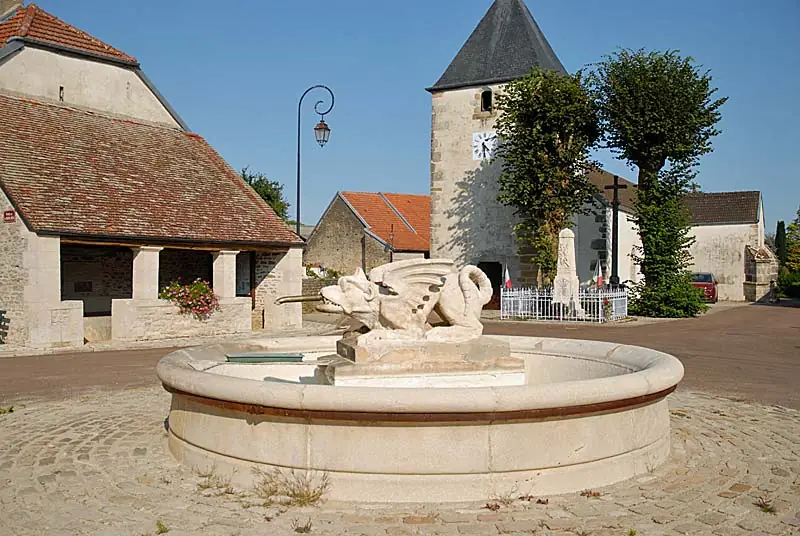 Fontaine de la « Peûte Bête » d'Aujeurres