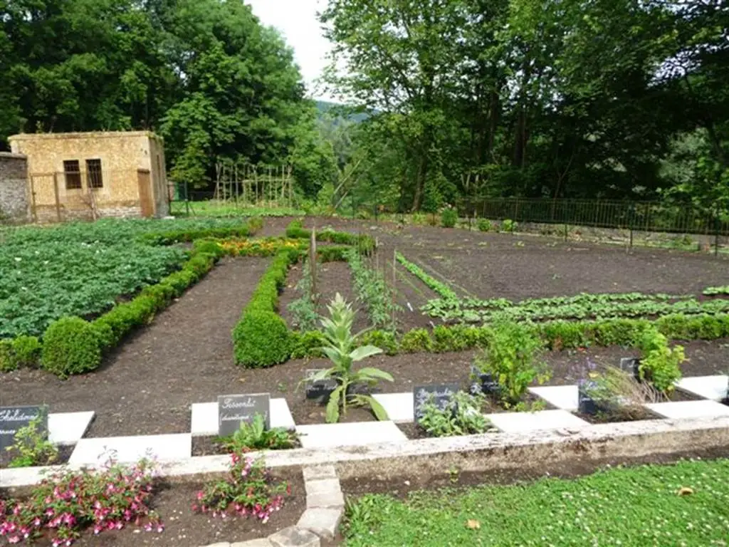 MONTHERME, Ville Fleurie "2 Fleurs"