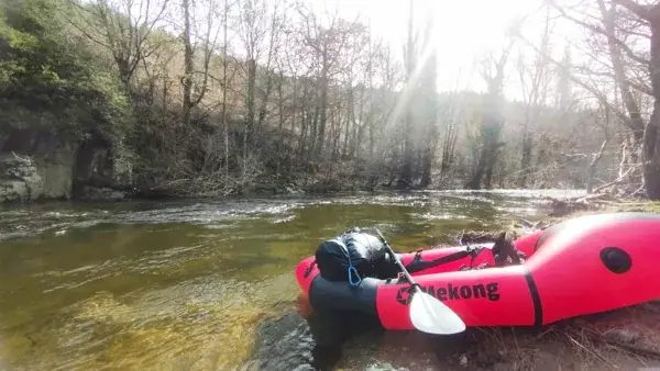 Packrafting en eau vive encadré dans les gorges du Lot à la journée