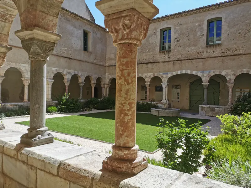 EGLISE ABBATIALE DE SAINT GENIS DES FONTAINES