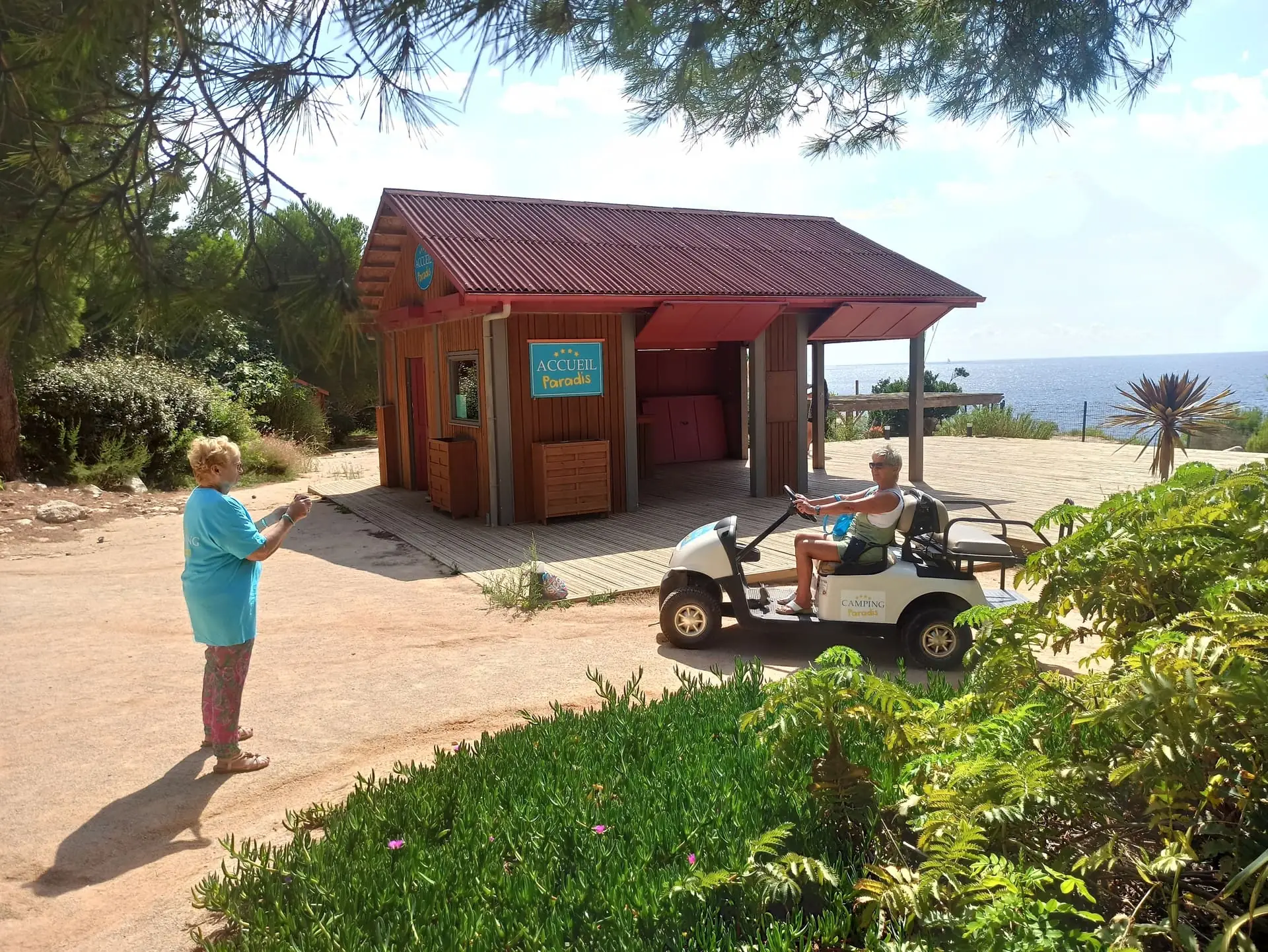 Camping Paradis, visite des décors de la série