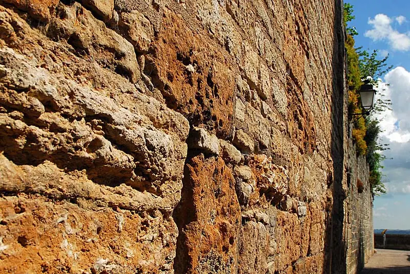 Ancien rempart du XIIIe siècle