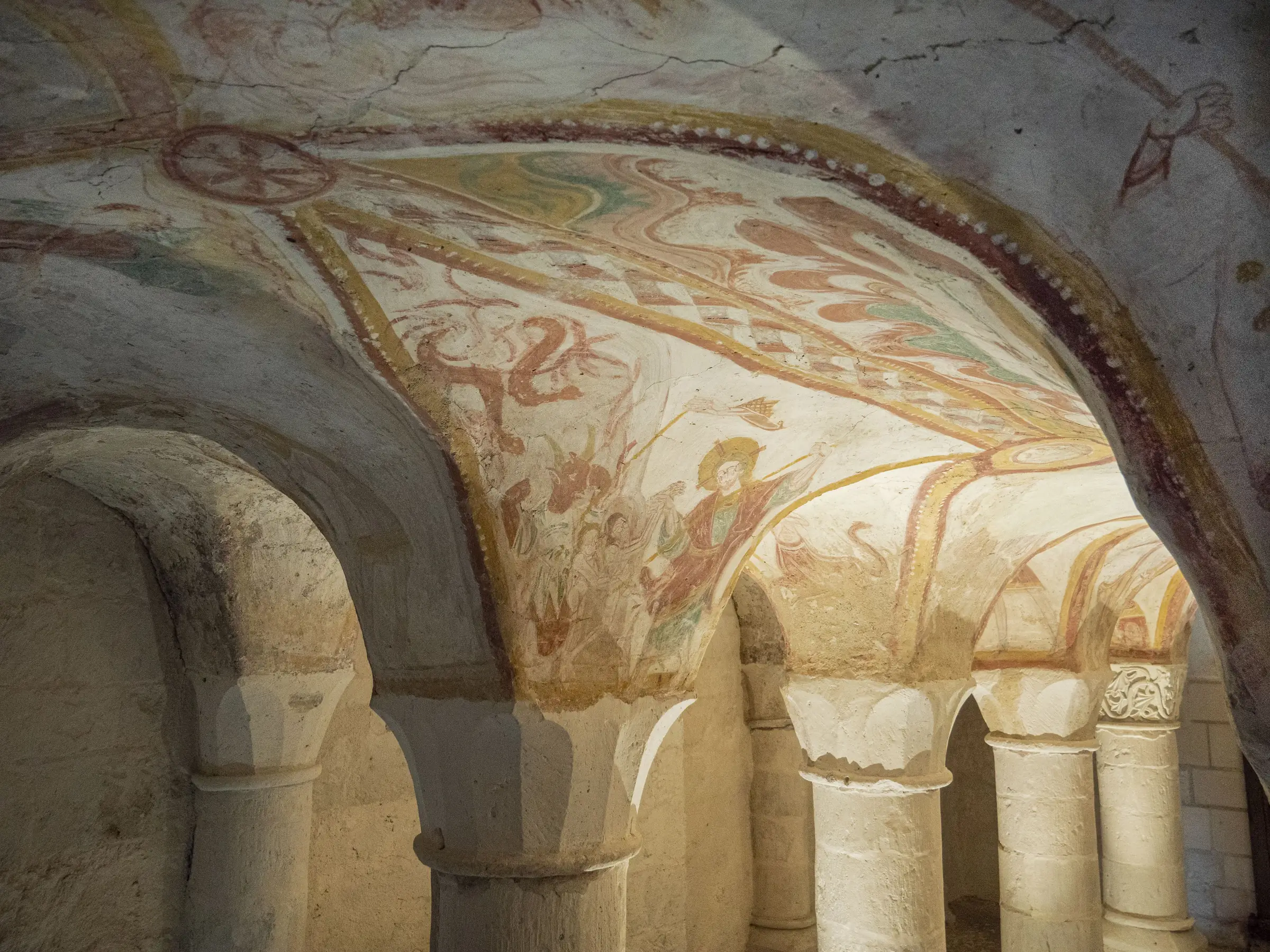 Église Romane et crypte avec Fresques du XIIe siècle.