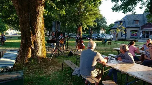 Le p'tit marché nocturne à Thérondels - en musique avec le groupe Celtic Monkeys