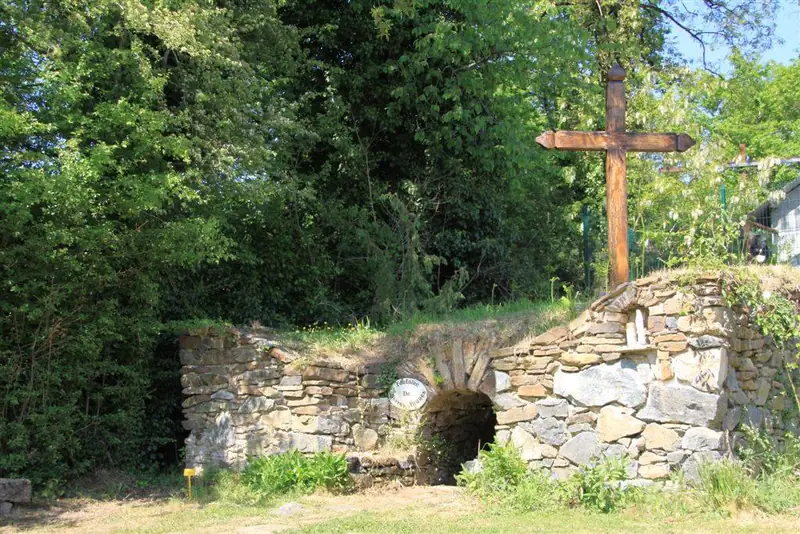 Fontaine de "Pierre Brune "à Saint Germain Les Belles