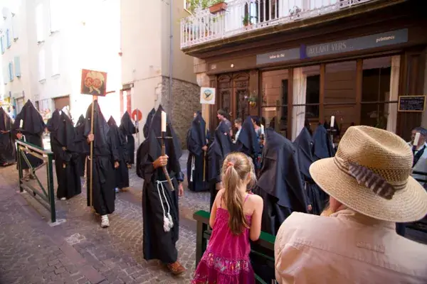 Procession des Pénitents Noirs et Bleus à Villefranche-de-Rouergue