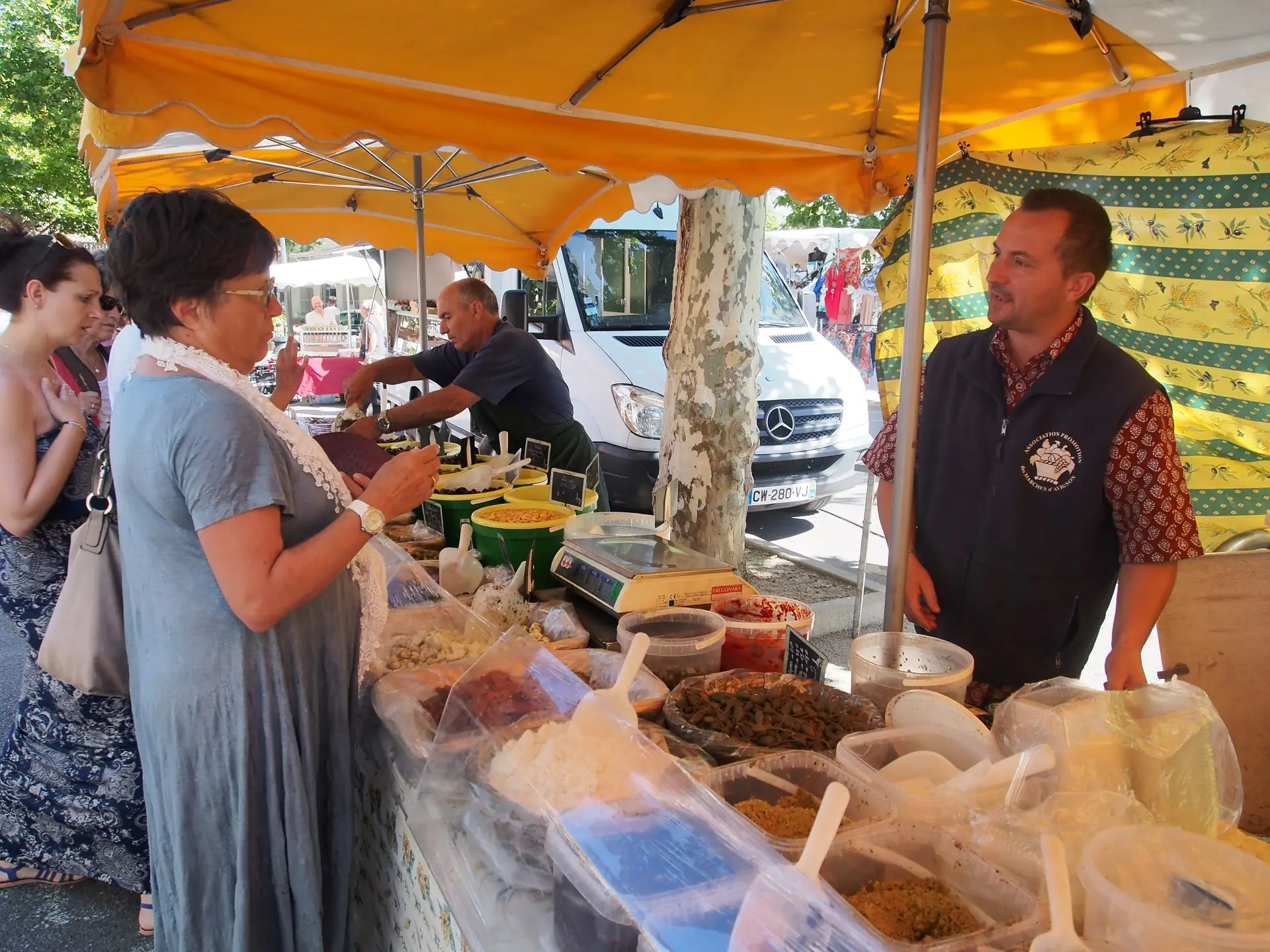 Marché provençal bi-hebdomadaire à Fontvieille