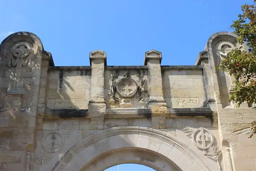 Porte et Mausolée du Cimetière de St-Estèphe