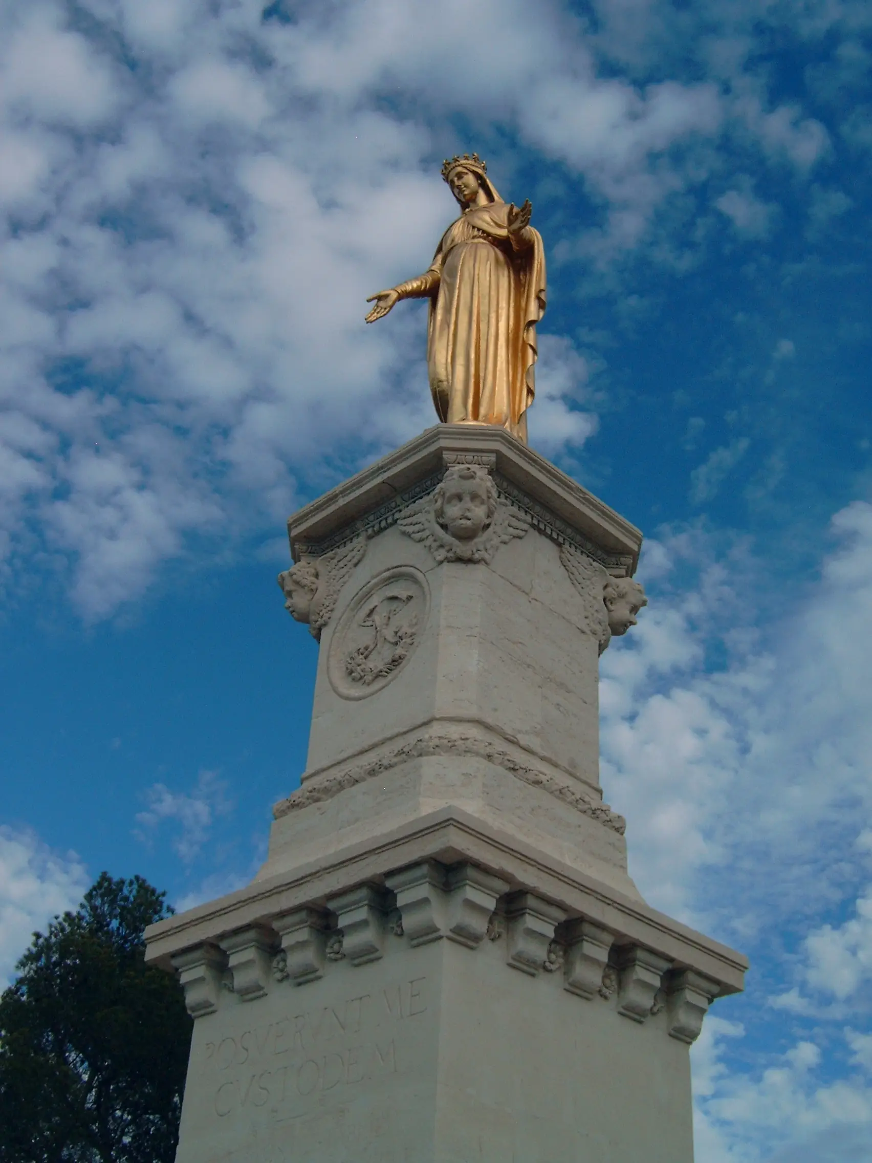 Statue de la Vierge dorée