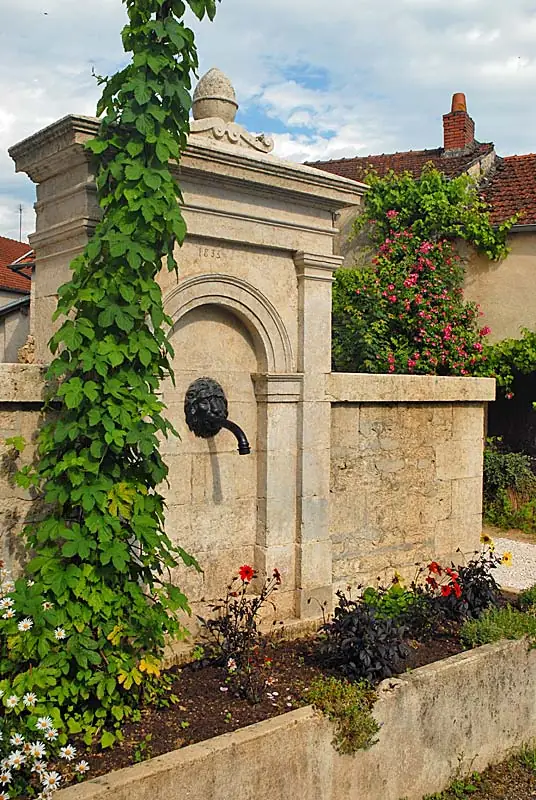 Ancienne fontaine de Rivière-les-Fosses