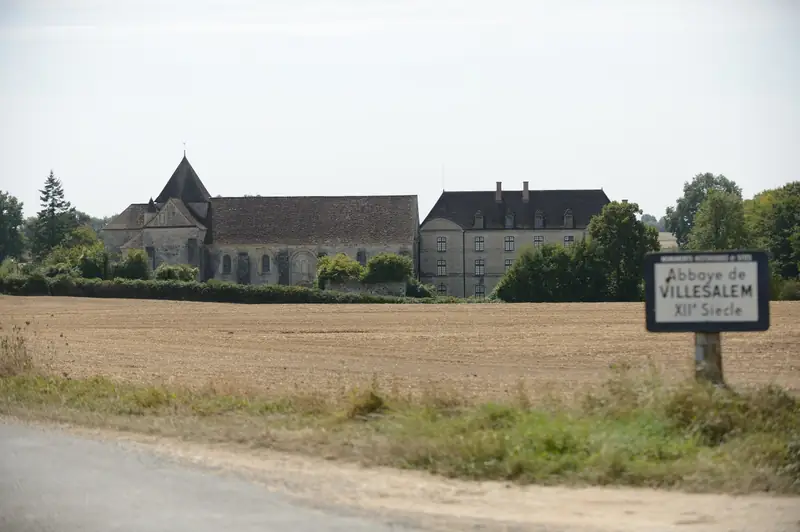 Prieuré Roman de Villesalem